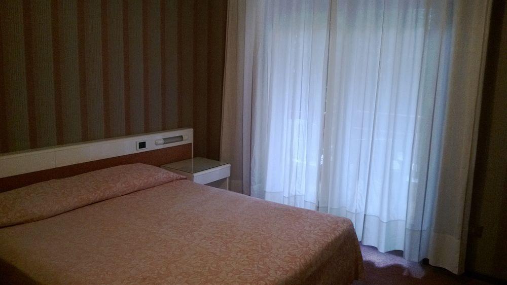 Hotel Desiree - Garda Lake Collection ซีร์มิโอเน ภายนอก รูปภาพ