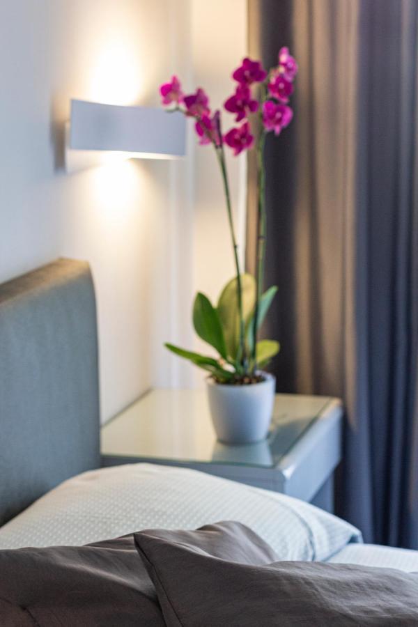 Hotel Desiree - Garda Lake Collection ซีร์มิโอเน ภายนอก รูปภาพ