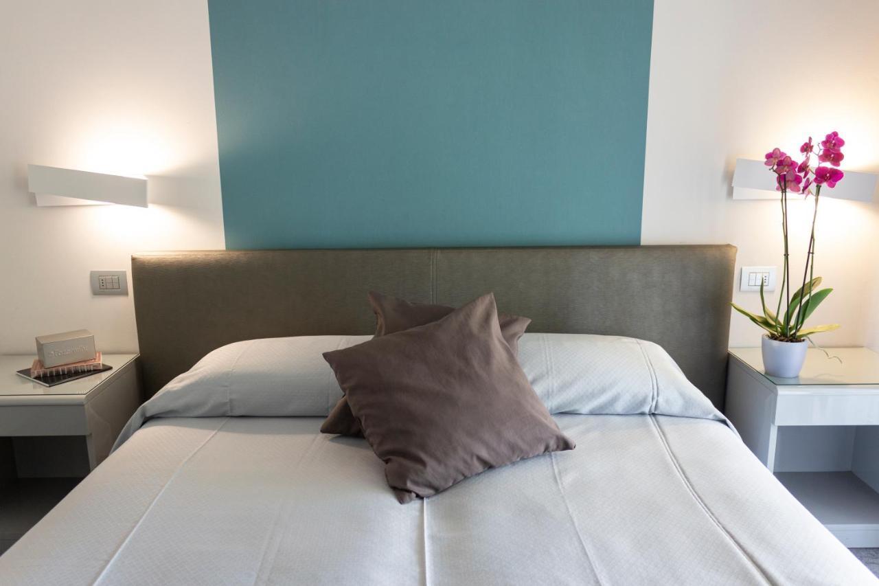 Hotel Desiree - Garda Lake Collection ซีร์มิโอเน ภายนอก รูปภาพ