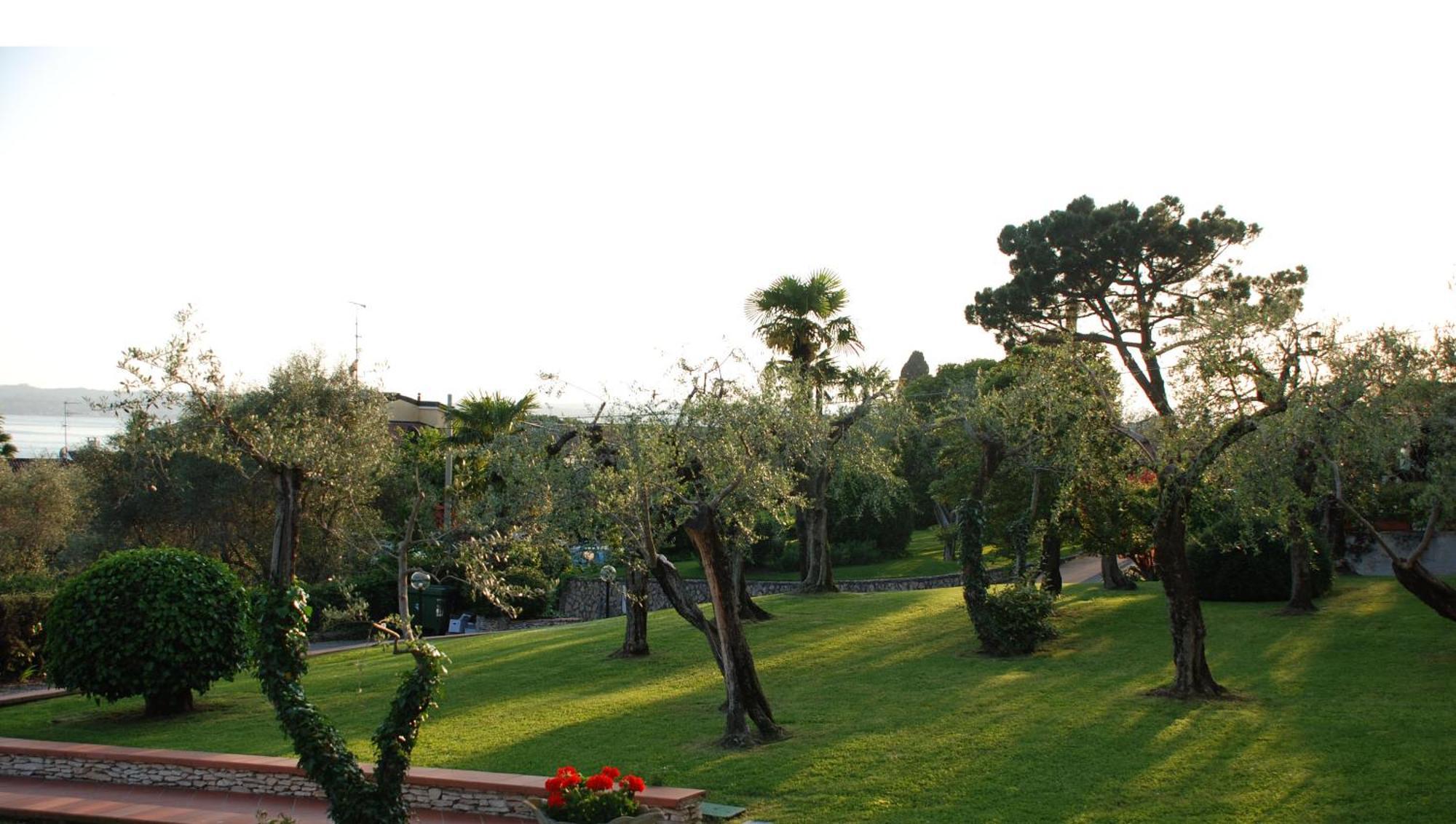 Hotel Desiree - Garda Lake Collection ซีร์มิโอเน ภายนอก รูปภาพ