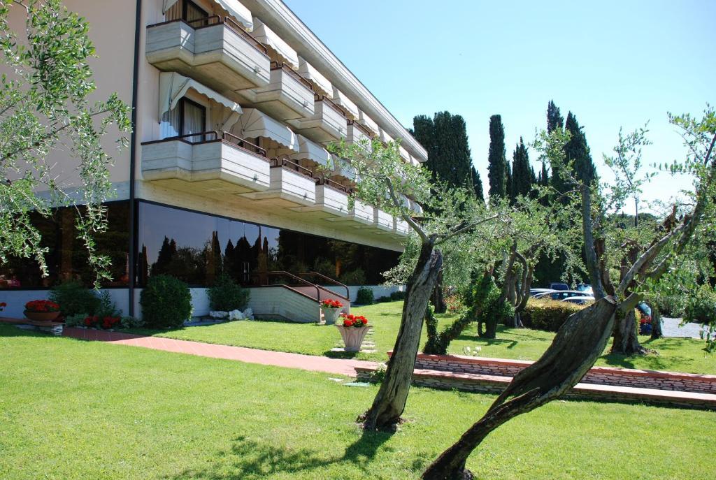 Hotel Desiree - Garda Lake Collection ซีร์มิโอเน ภายนอก รูปภาพ