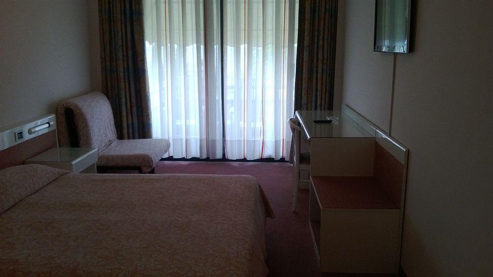 Hotel Desiree - Garda Lake Collection ซีร์มิโอเน ภายนอก รูปภาพ