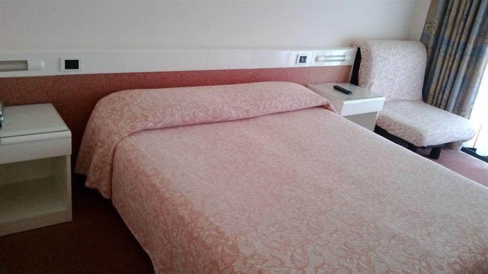 Hotel Desiree - Garda Lake Collection ซีร์มิโอเน ภายนอก รูปภาพ