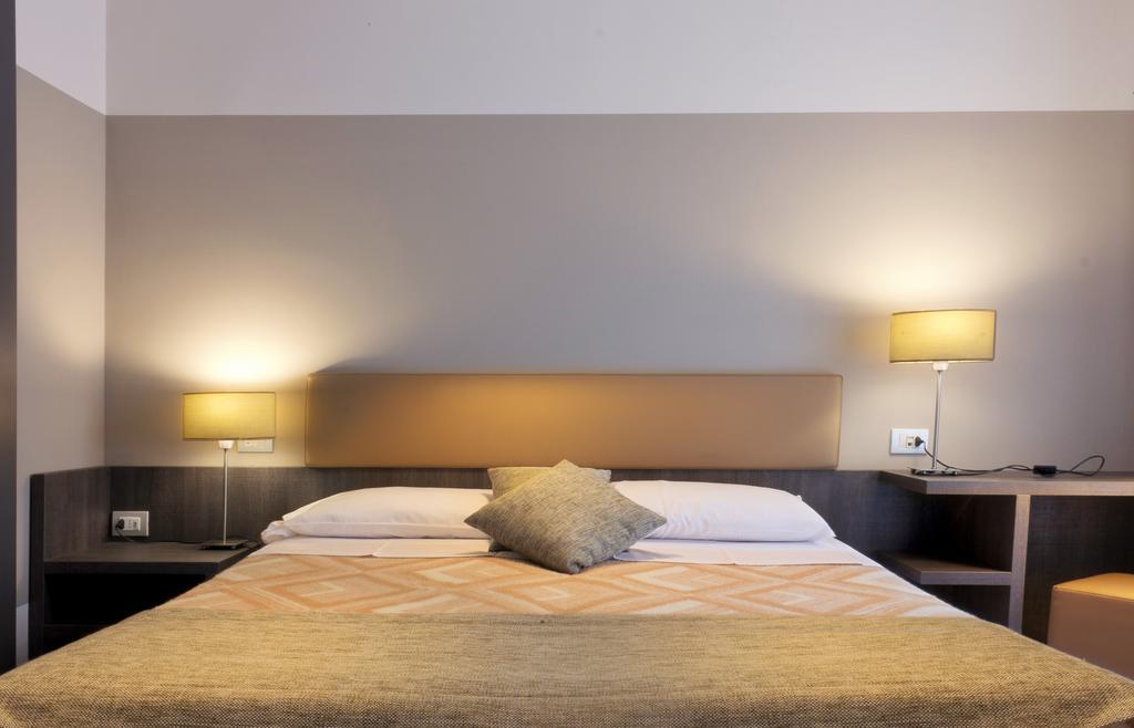 Hotel Desiree - Garda Lake Collection ซีร์มิโอเน ภายนอก รูปภาพ