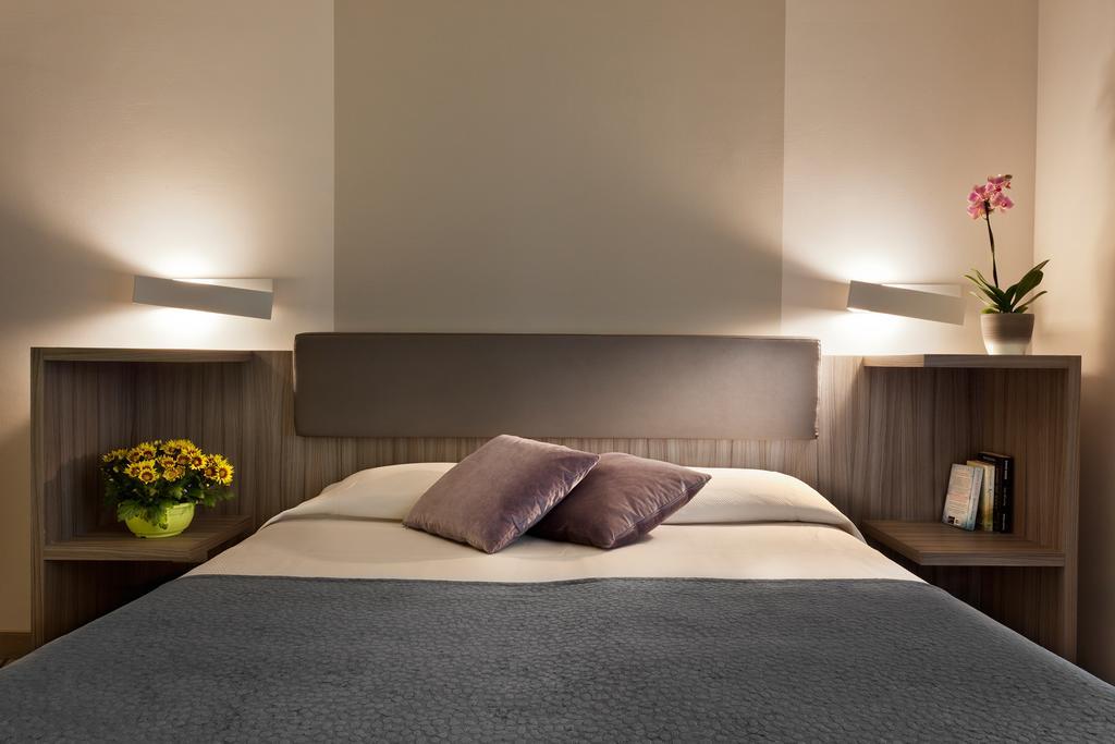 Hotel Desiree - Garda Lake Collection ซีร์มิโอเน ภายนอก รูปภาพ