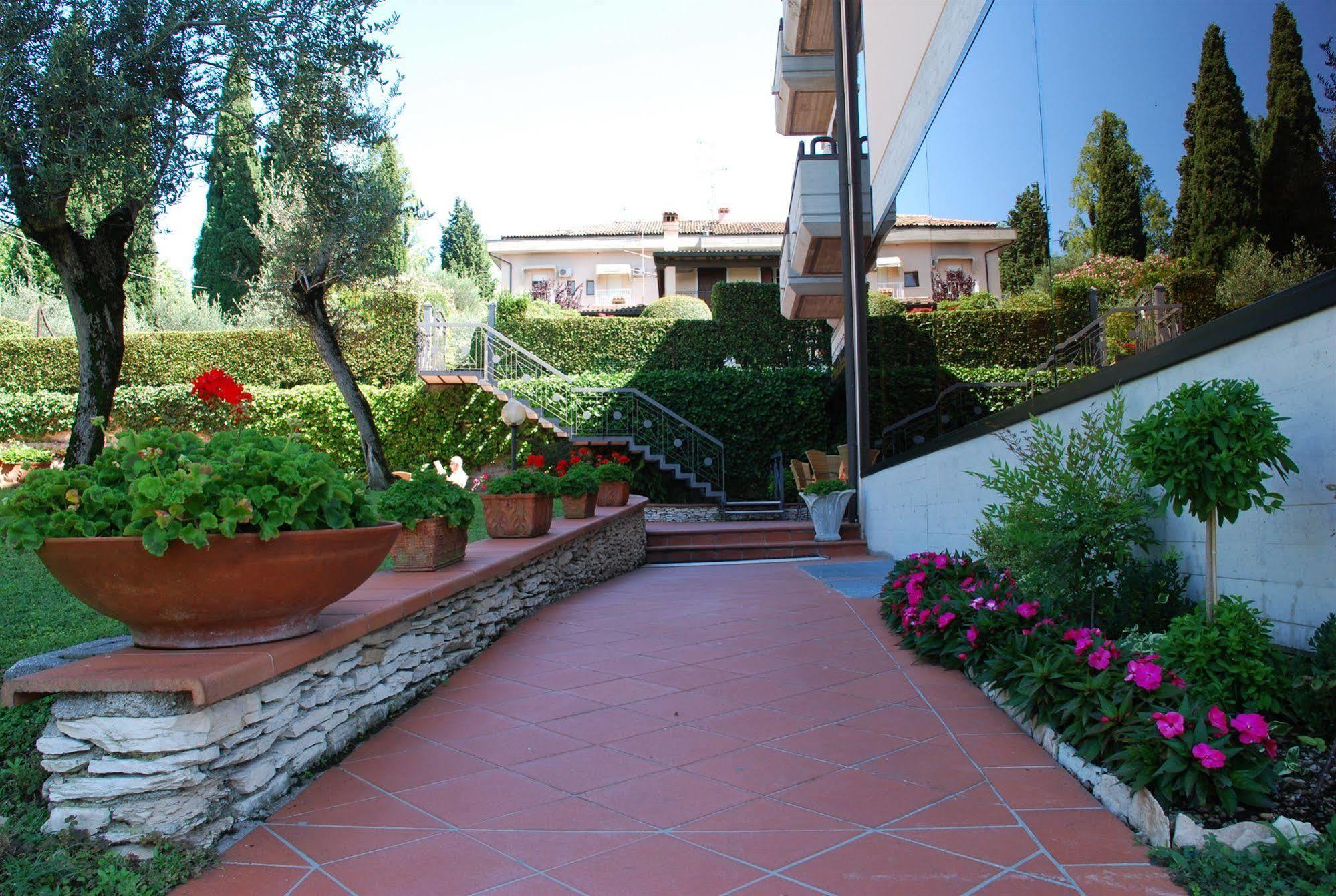 Hotel Desiree - Garda Lake Collection ซีร์มิโอเน ภายนอก รูปภาพ