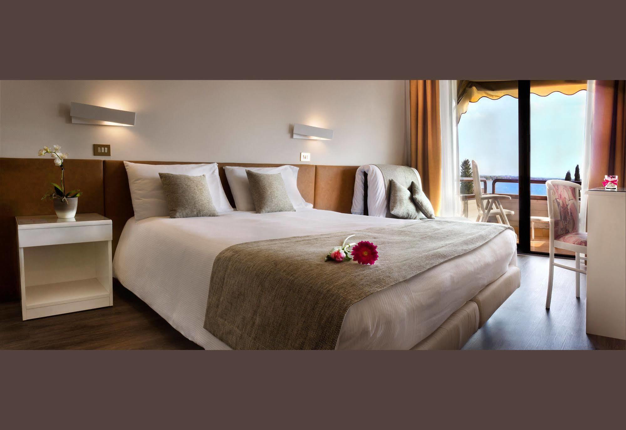 Hotel Desiree - Garda Lake Collection ซีร์มิโอเน ภายนอก รูปภาพ