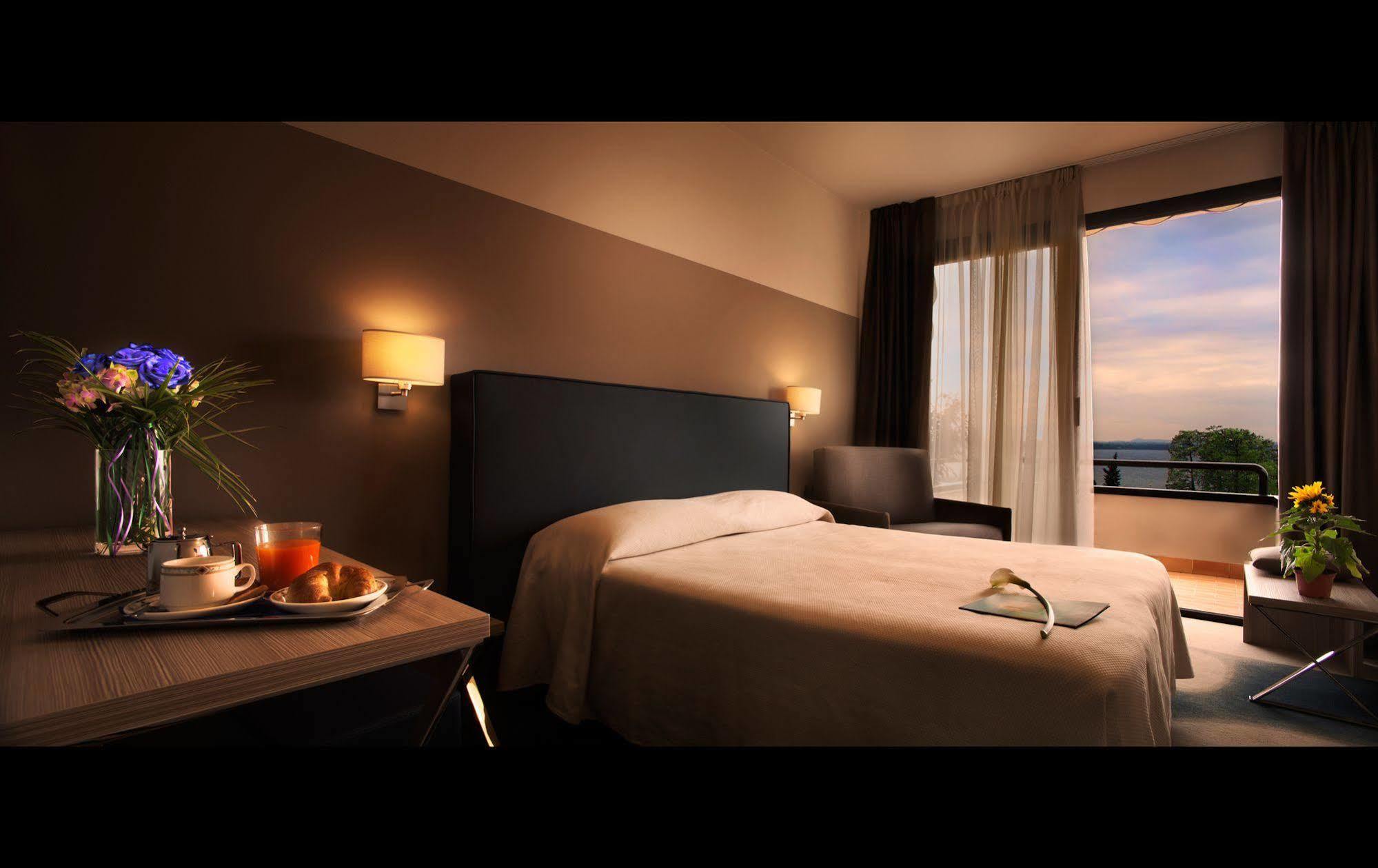 Hotel Desiree - Garda Lake Collection ซีร์มิโอเน ภายนอก รูปภาพ