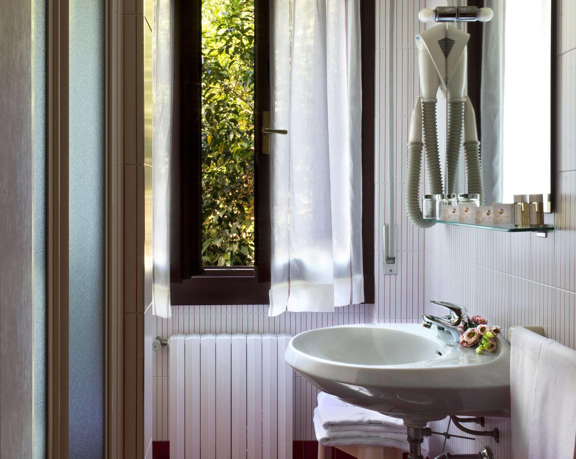 Hotel Desiree - Garda Lake Collection ซีร์มิโอเน ภายนอก รูปภาพ