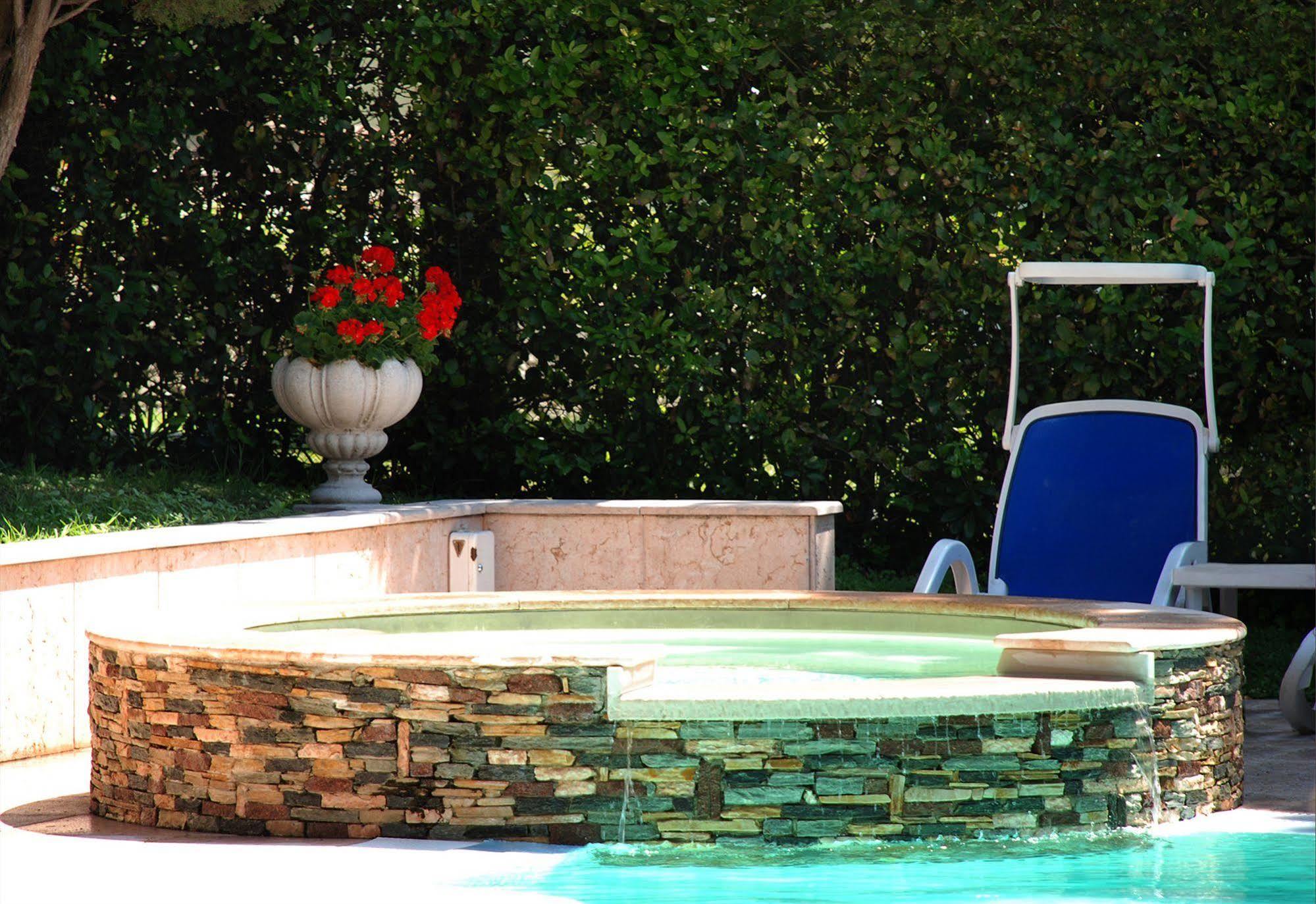 Hotel Desiree - Garda Lake Collection ซีร์มิโอเน ภายนอก รูปภาพ
