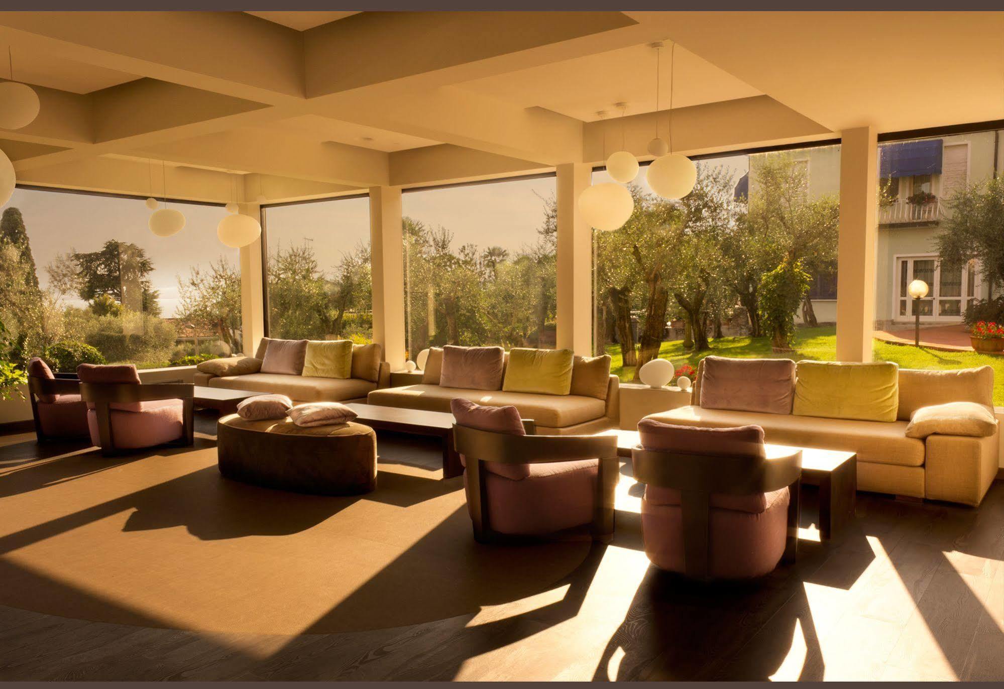 Hotel Desiree - Garda Lake Collection ซีร์มิโอเน ภายนอก รูปภาพ